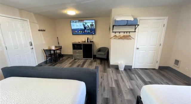 Четырёхместный номер Deluxe Coastal Inn and Suites