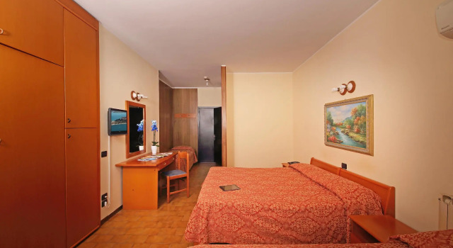 Четырёхместный номер Standard Hotel Holiday