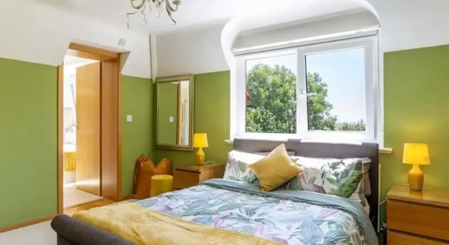 Sleeps10/18-parking-garden-pool-hottub-balcony, Забронировать Отель Бизнес-отели Исторического графства Суссекса, 4* 5*