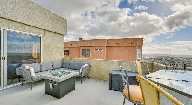 Spring Valley 'sky House' w/ Patios & Epic Views!, Брондау Қонақ үй Spring Valley АҚШ