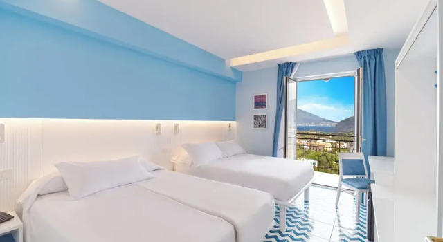 Четырёхместный номер Classic с балконом Hotel Cristina
