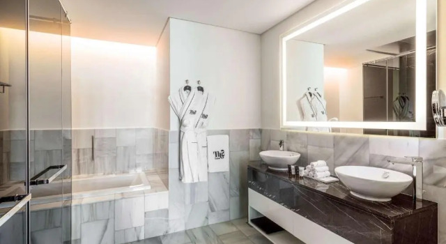 Люкс c 1 комнатой с балконом Th8 Palm Dubai Beach Resort, Vignette Collection by IHG
