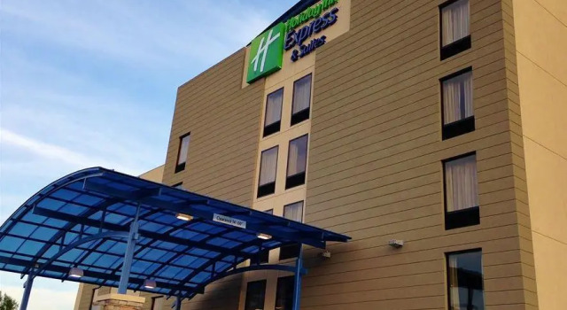 Двухместный люкс с 2 комнатами Holiday Inn Express & Suites Jackson Downtown - Coliseum by IHG