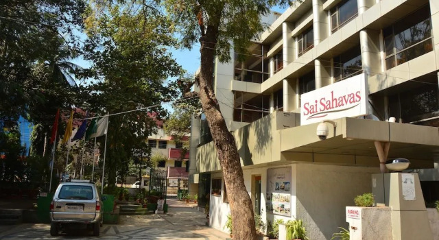 Hotel Sai Sahavas, Varaa Hotelli Hotellit New Delhi uima-altaalla, Uima-allas