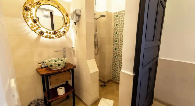 riad dar yousra, Забронировать Отель Отели Марракеш-Тенсифт-Эль-Хауз с парковкой, Парковка