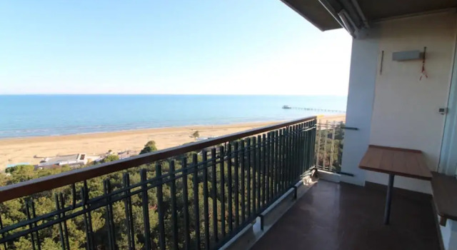 Spacious Apartment With sea View, Book Lejlighed Hoteller i Friuli Venezia Giulia med parkering, Parkering