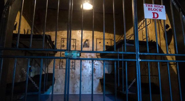 ALCATRAZ JAIL-HOSTEL, Забронировать Отель Недорогие отели Тбилиси, рядом с Музей советской оккупации, недорого