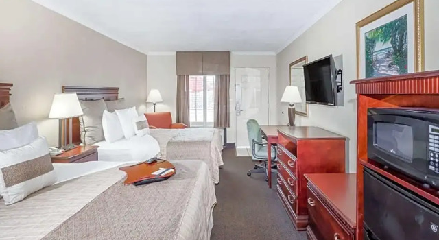 Четырёхместный номер Deluxe Days Inn by Wyndham Destin