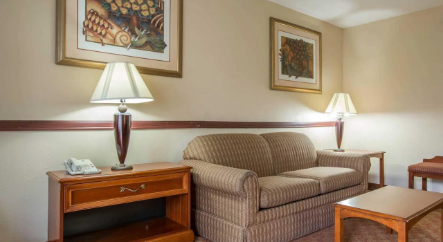 Люкс Quality Inn & Suites Hanes Mall
