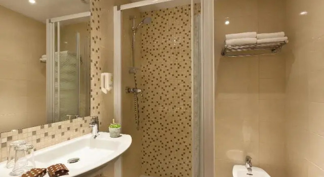 Трёхместный номер Standard с балконом Hôtel Roissy
