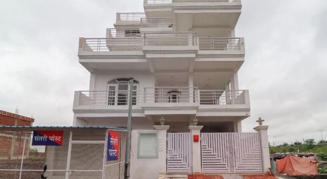 OYO 49701 Abhi Residency White House, Забронировать Отель Отели Гомти Нагара с парковкой, Парковка