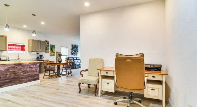 Close to Attractions: Tampa Retreat w/ Yard!, Rezerwuj Dom wakacyjny Hotele w Tampa z parkingiem, Parking