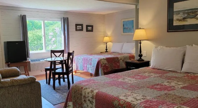 Четырёхместный номер Standard Hawks House Inn