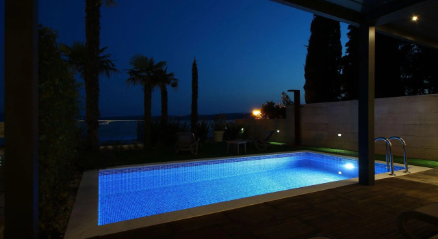 Luxury home with private pool and sauna for use ,15m distant from the sea, Забронировать Отель Отели Приморско-Горанской жупания с парковкой, Парковка