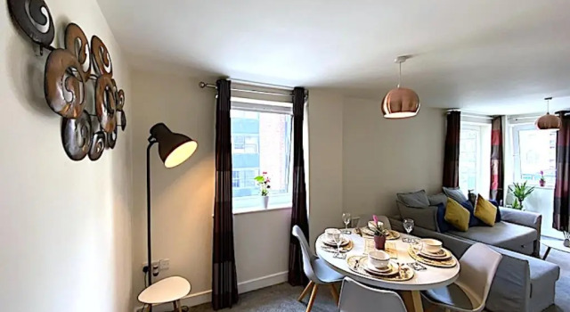 Stylish Two Bed City Apartment With Secure Parking