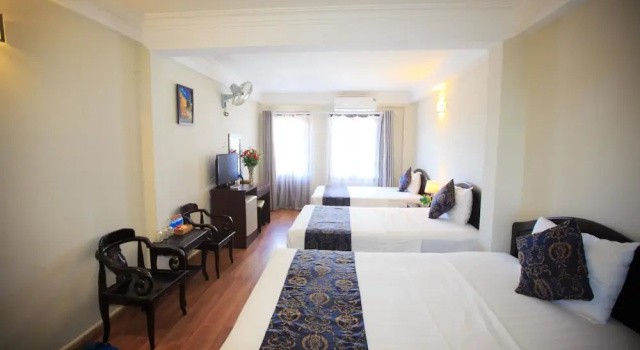 Трёхместный номер Deluxe с балконом и с видом на город PHỐ BIỂN HOTEL