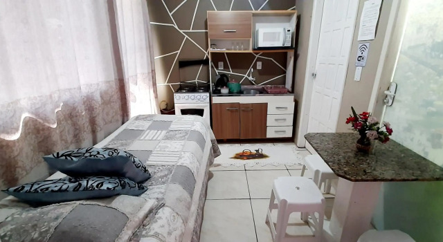 KITNET k1 em TORRES-RS - Na mais bela praia Gaúcha - cozinha - banheiro - ar condicionado - Smart TV 32' Android Apps Youtube - Netflix - Prime Vídeo e Wi-Fi - Estacionamento - Acomoda até 4 pessoas - Anfitriã Superhost no BnB, Забронировать Отель «постель и завтрак» Торрис Риу-Гранди-ду-Сул, рядом с Lutheranian University of Brazil