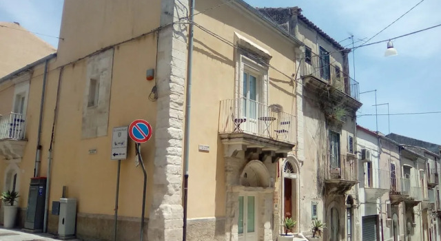 Triple Room in Ragusa, Book Guesthouse Hotels in Sicily with Parking, Parking