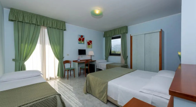 Четырёхместный номер Classic с балконом Atlantis Palace Hotel