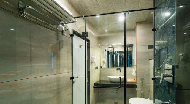Номер Luxury с балконом и с красивым видом из окна The Whitestone Inn & Suites Manali