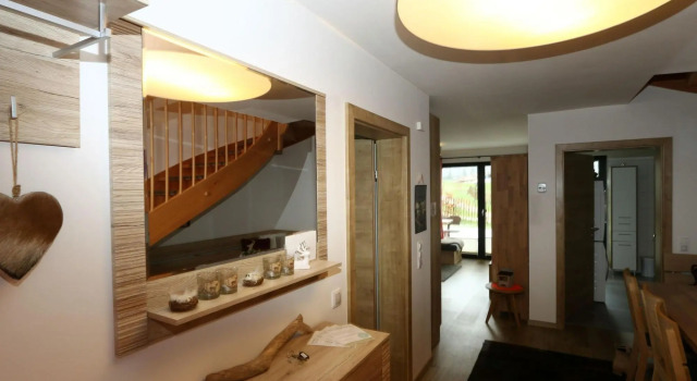 Chalet Alpenzauber mit Beheiztem Pool, Inzell, Varaa Mökki Hotellit Baijeri pysäköinnillä, Pysäköinti