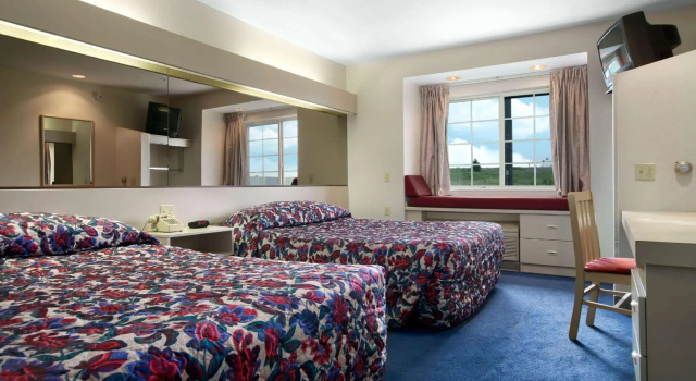 Четырёхместный номер Standard Microtel Inn by Wyndham Champaign