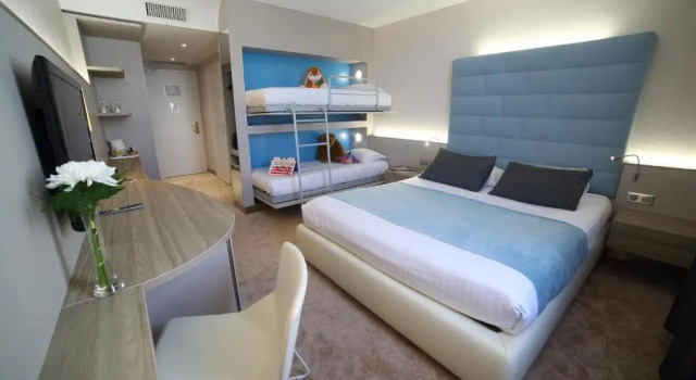 Четырёхместный номер Premium Hotel Plaza - site du Futuroscope