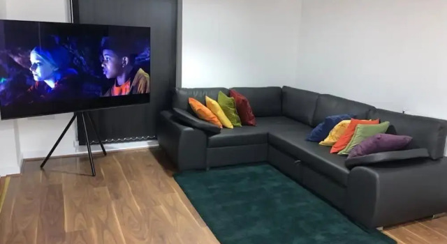 Posh 1 Bed Flat-direct Links to Central London