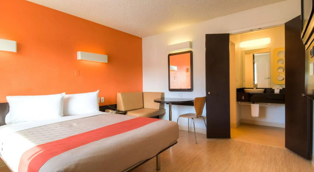 Motel 6 Las Vegas Tropicana, Rezerwuj Mini-hotel Paradise. 