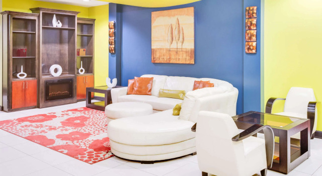 Days Inn & Suites by Wyndham Russellville