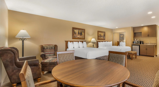 Четырёхместный семейный номер Standard Best Western Plus Kelly Inn & Suites