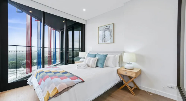 HomeHotel-Ultra Luxury 2 Bedroom next to Mall & Train