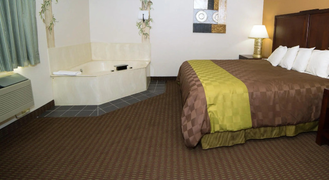 Двухместный люкс с 2 комнатами HomeTown Inn & Suites
