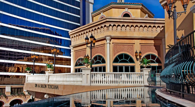 Peppermill Resort Spa Casino, Забронировать Курортный отель Отели Рино с парковкой, рядом с Театр Reno Little Theater, Парковка