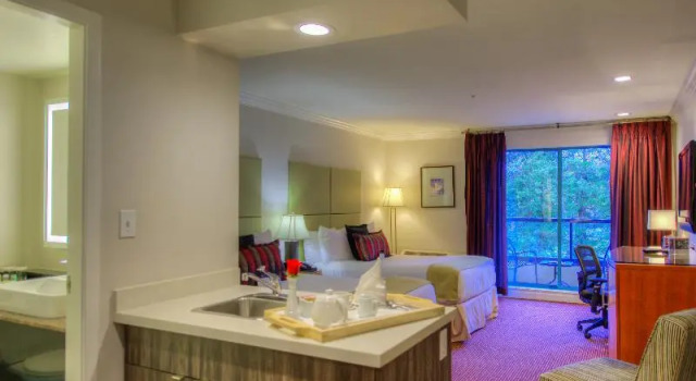 Двухместный номер Standard с балконом Executive Suites Hotel & Conference Center, Metro Vancouver