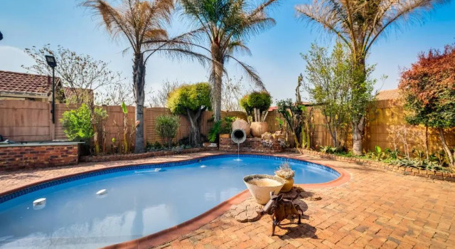 Private 3 bedroom 3kms away from Emerald Casino, Book Hotel Hoteller i Vereeniging med pool, Swimmingpool