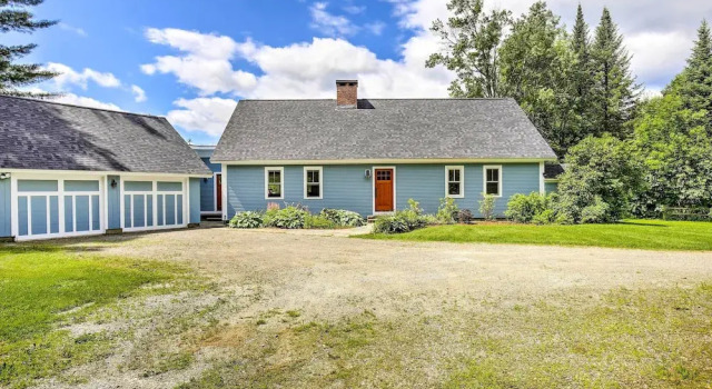 Коттедж с 4 комнатами Pet-friendly House w/ Deck - 10 Mi to Stowe Mtn!