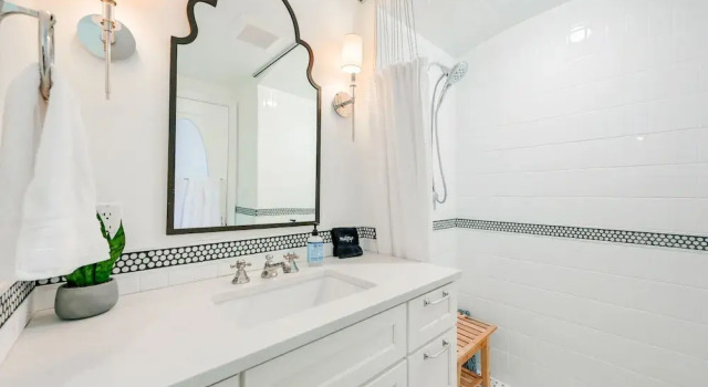 "the Fremont Lookout" W/ Deck & Gourmet Kitchen! 2 Bedroom Apts by Redawning, Rezerwuj Hotel Fremont Seattle, w pobliżu Guidepost
