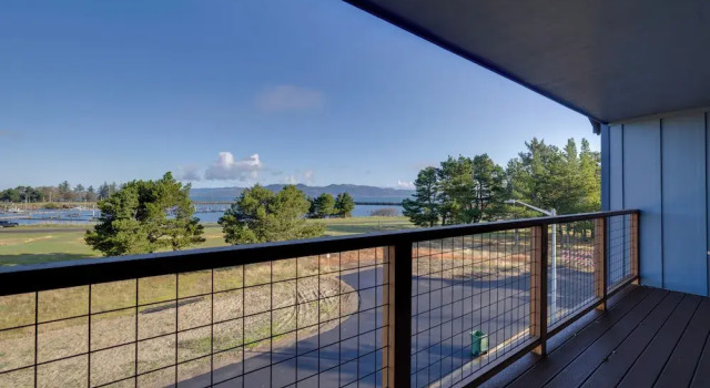Апартаменты Beautiful Water Views: Coastal Oregon Townhome!