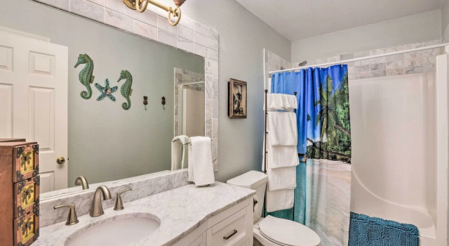 Коттедж Unwind Poolside, Walk to Beach! Galveston Retreat