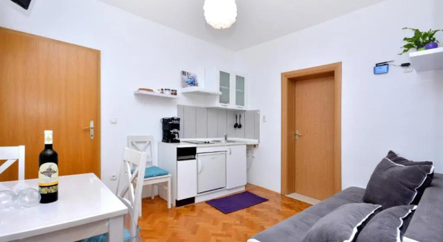 Apartment Joe Light, Varaa Huoneisto Hotellit Strožanac pysäköinnillä, Pysäköinti