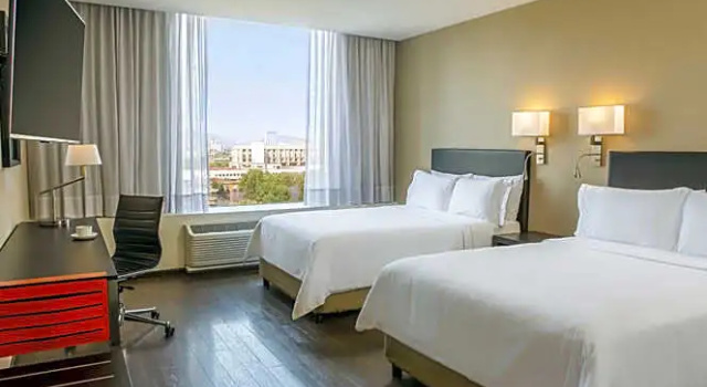 Четырёхместный номер Standard с красивым видом из окна Fiesta Inn Centro Historico