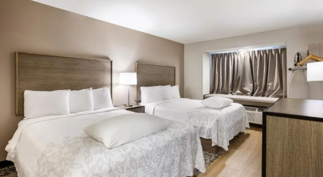 Четырёхместный номер Premium Red Roof Inn PLUS+ & Suites Savannah - I-95