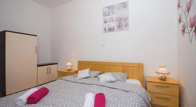 Beautiful Home in Kastel Stari With Wifi and 7 Bedrooms, Rezerwuj Hotel Hotele w Split-Dalmatia County z parkingiem, Parking