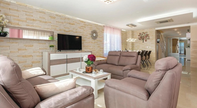 Beautiful Home in Marcana With Outdoor Swimming Pool, Wifi and 5 Bedrooms, Rezervovat Hotel Hotely v Pula Region s parkováním, Parkování