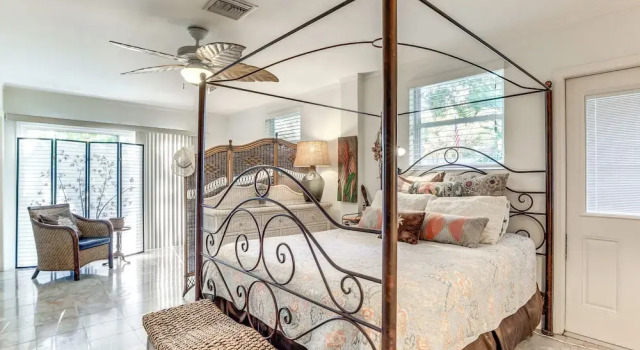 Englewood Bungalow 1 Mi to Beach: Pets Welcome, Забронировать Отель Энглвуд штат Флорида