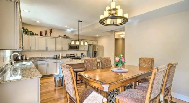 Huge Cozy Home with Many Bedrooms in Ivywild