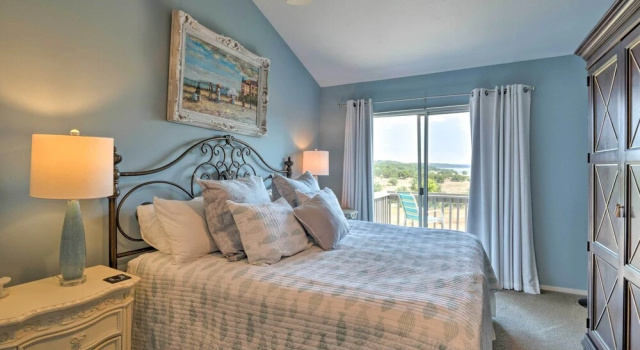 Waterfront Lake Travis Home w/ Pool Access!, Забронировать Апартаменты/квартира Лейкуэй Greater Austin