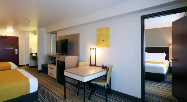 Двухместный семейный люкс Oxford Suites Spokane Valley