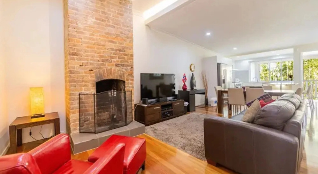 Renovated 3 Bedroom Home In Petrie Terrace, Забронировать Отель Отели Брисбна 3 звезды, рядом с Квинслендский музей полиции, 3*